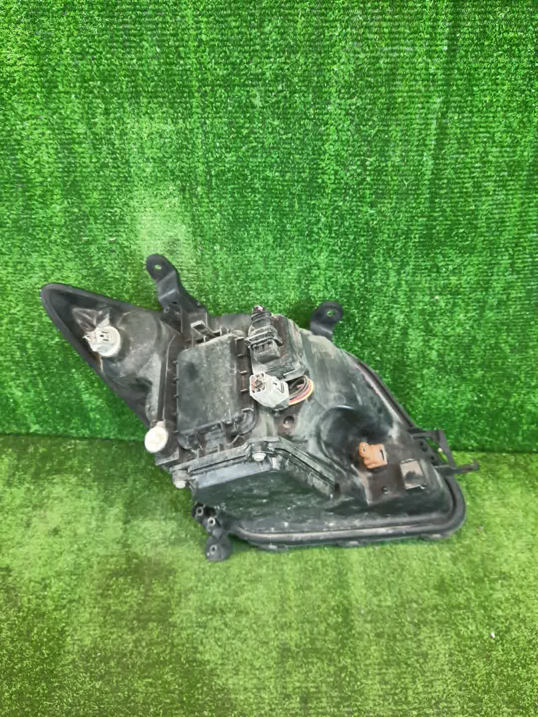 Фара левая передняя TOYOTA IST NCP60, NCP65, NCP61 2 ракурс
