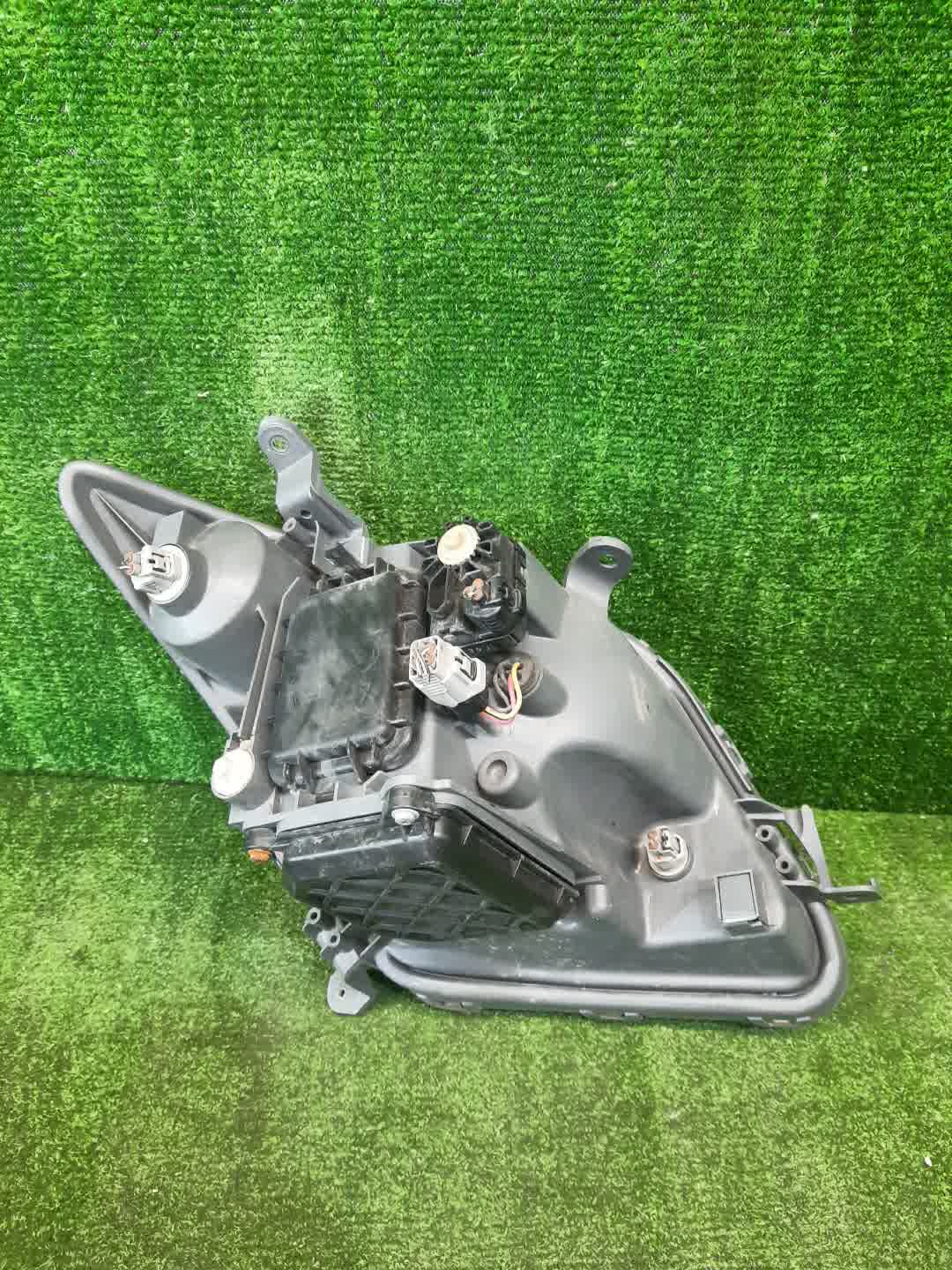 Фара левая передняя TOYOTA IST NCP60, NCP65, NCP61 3 ракурс