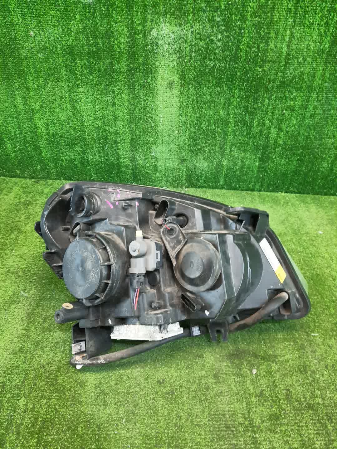 Фара левая передняя NISSAN DUALIS J10, KNJ10, KJ10, NJ10 3 ракурс Фара левая передняя NISSAN DUALIS J10, KNJ10, KJ10, NJ10 3 ракурс