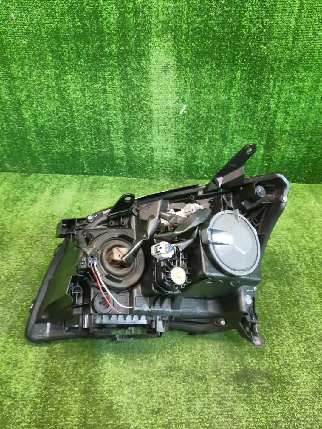 Фара правая передняя TOYOTA AVENSIS ZZT251, AZT250, AZT255, AZT251 3 ракурс
