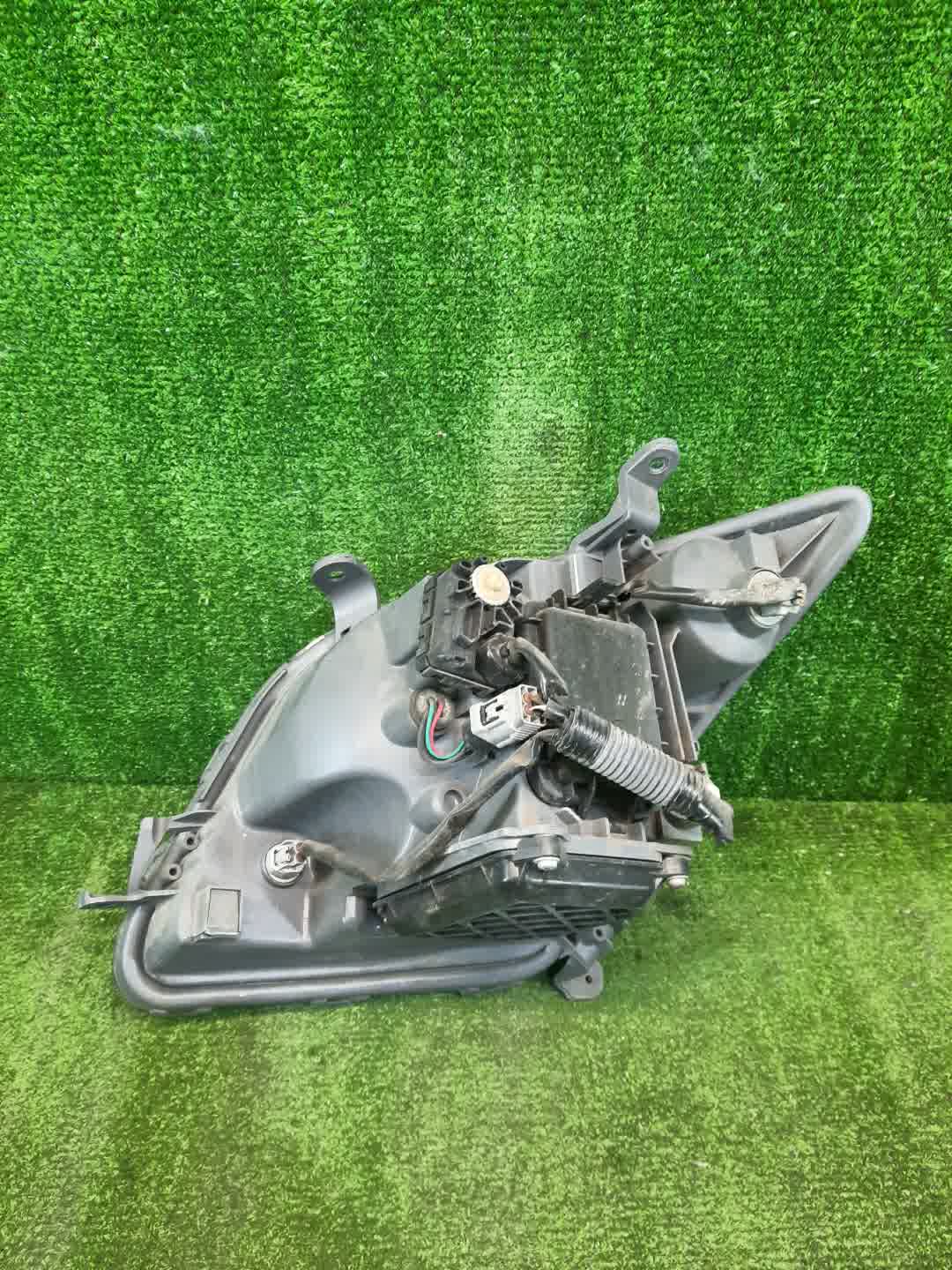 Фара правая передняя TOYOTA IST NCP60, NCP65, NCP61 3 ракурс