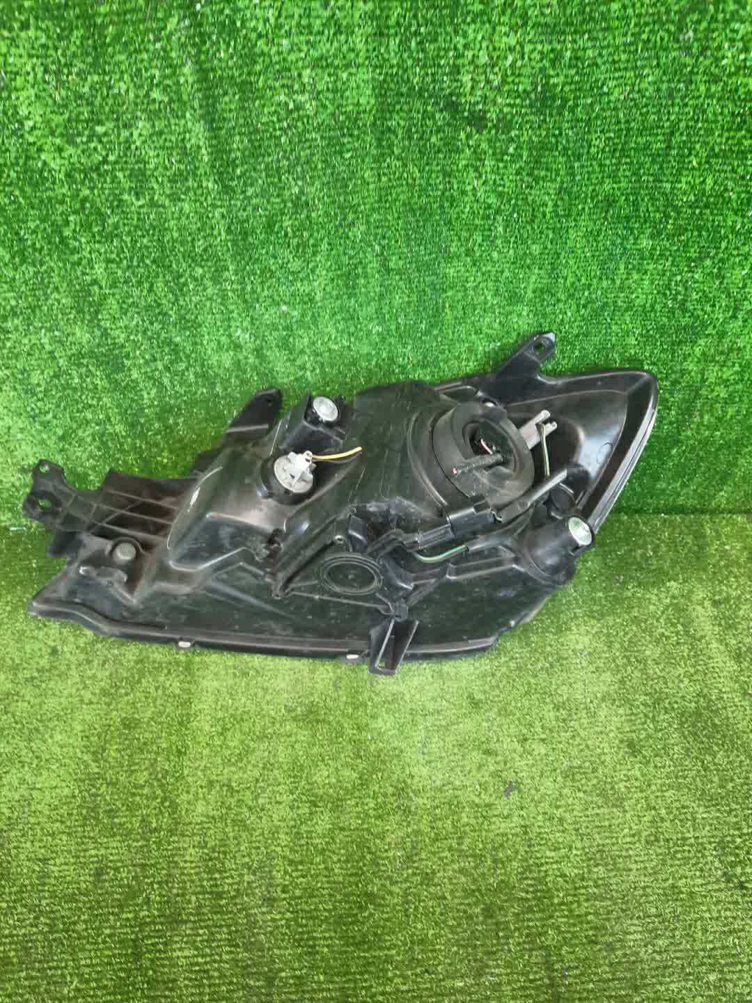 Фара правая передняя MITSUBISHI LANCER CEDIA, LANCER CS3W, CS9W, CS9A, CS1A, CS2A, CS2W, CS5W, CS5A, CS3A, CS6A, CS2V 3 ракурс