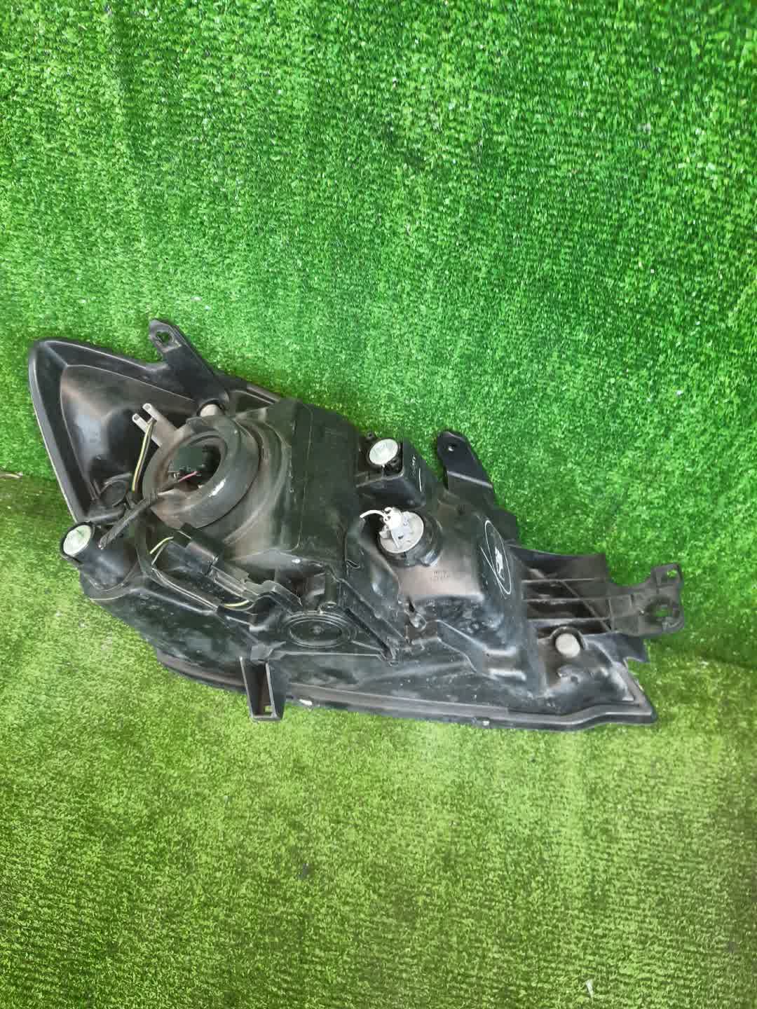 Фара левая передняя MITSUBISHI LANCER CEDIA, LANCER CS3W, CS9W, CS9A, CS1A, CS2A, CS2W, CS5W, CS5A, CS3A, CS6A, CS2V 3 ракурс