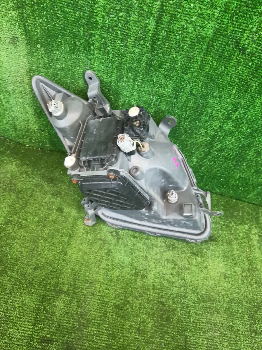 Фара левая передняя TOYOTA IST NCP60, NCP65, NCP61 2 ракурс
