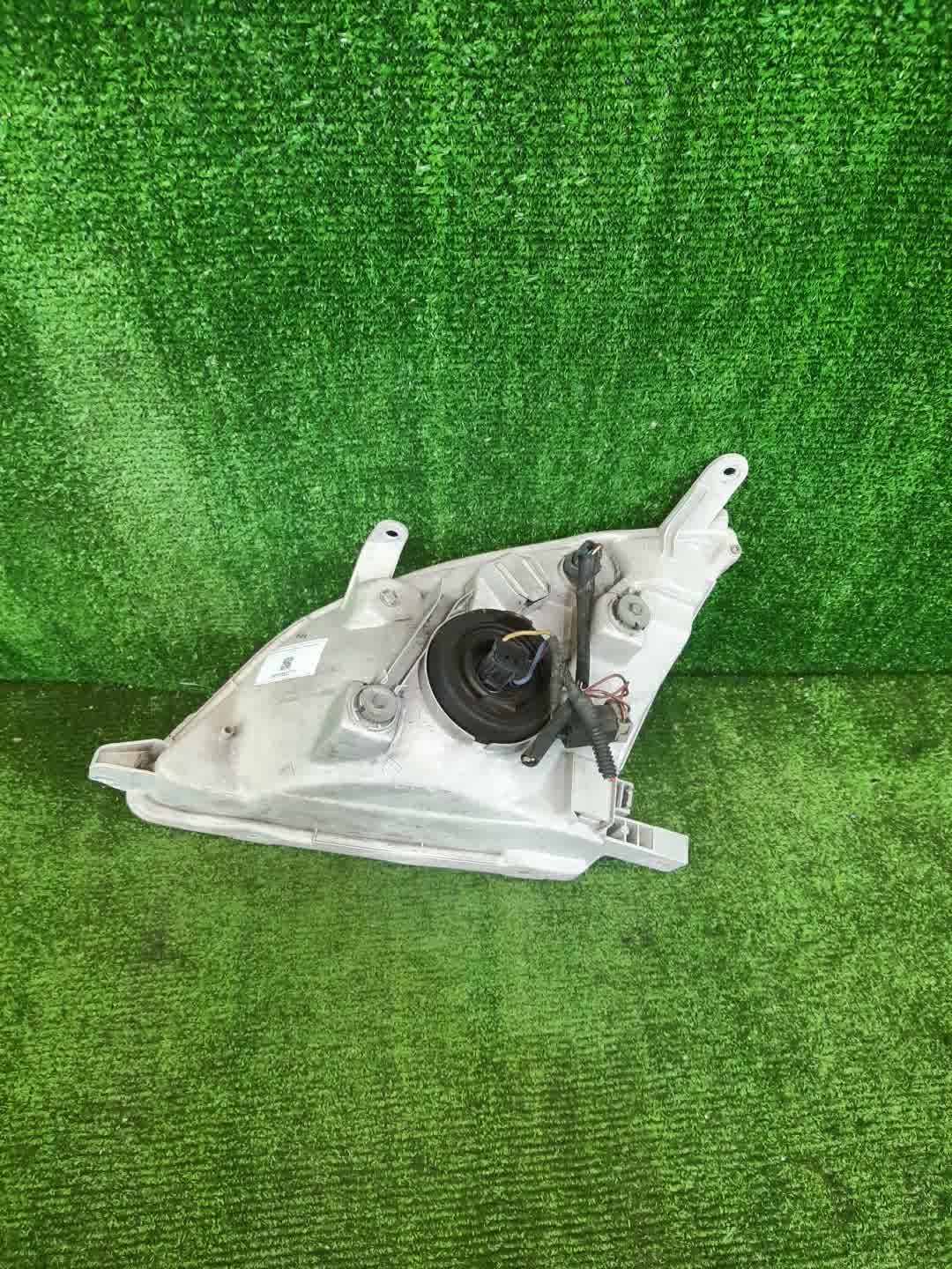 Фара правая передняя TOYOTA NADIA ACN10, SXN10, SXN15 3 ракурс