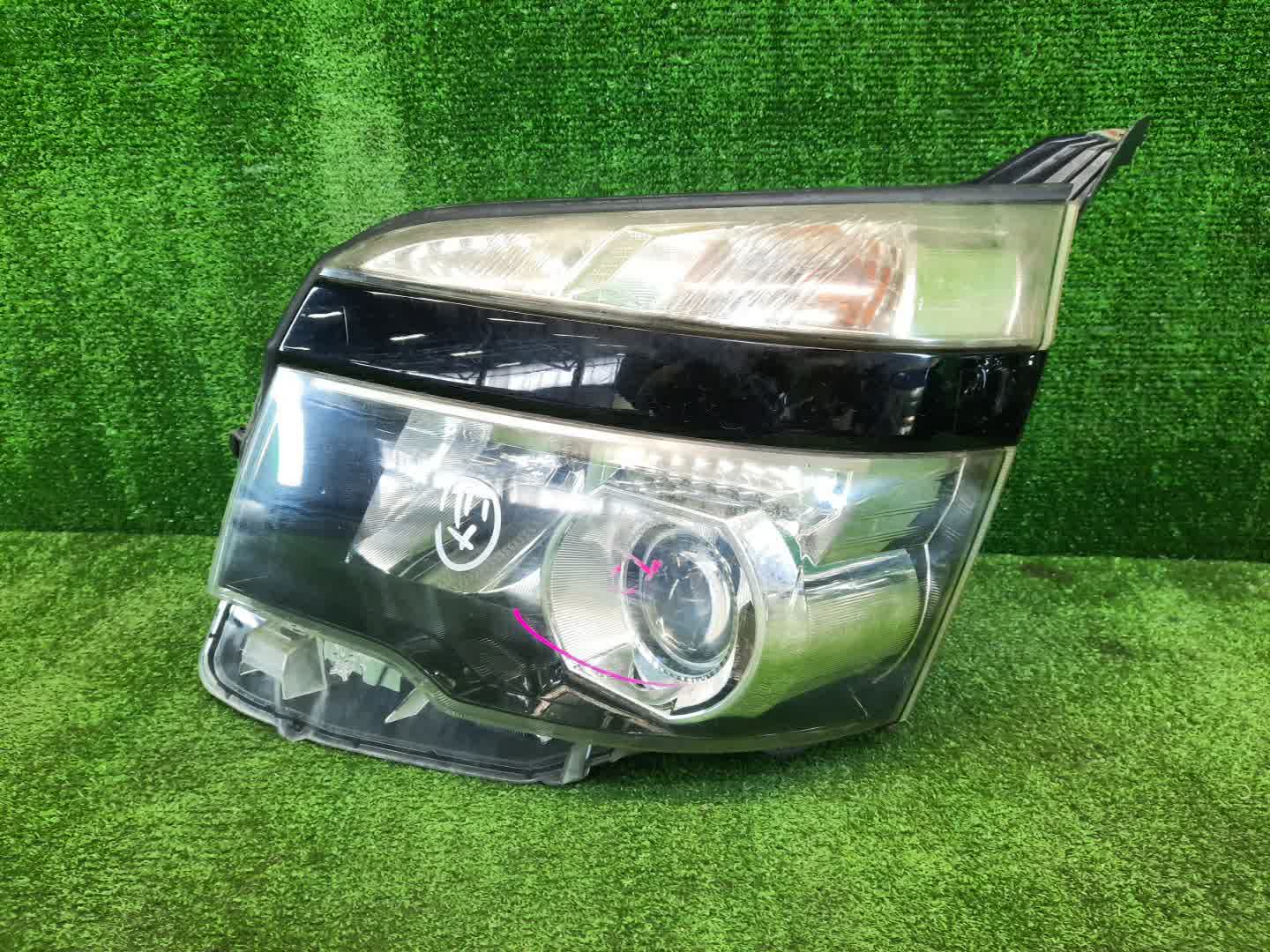 Фара левая передняя TOYOTA VOXY ZRR75W, ZRR70W, ZRR75G, ZRR70G 1 ракурс Фара левая передняя TOYOTA VOXY ZRR75W, ZRR70W, ZRR75G, ZRR70G 1 ракурс