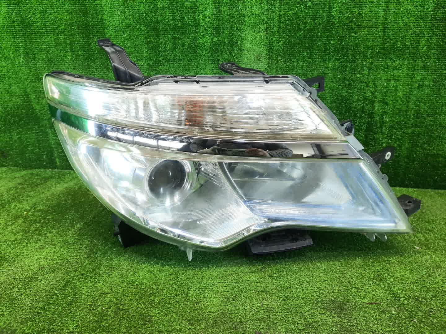 Фара правая передняя NISSAN SERENA C26 1 ракурс Фара правая передняя NISSAN SERENA C26 1 ракурс