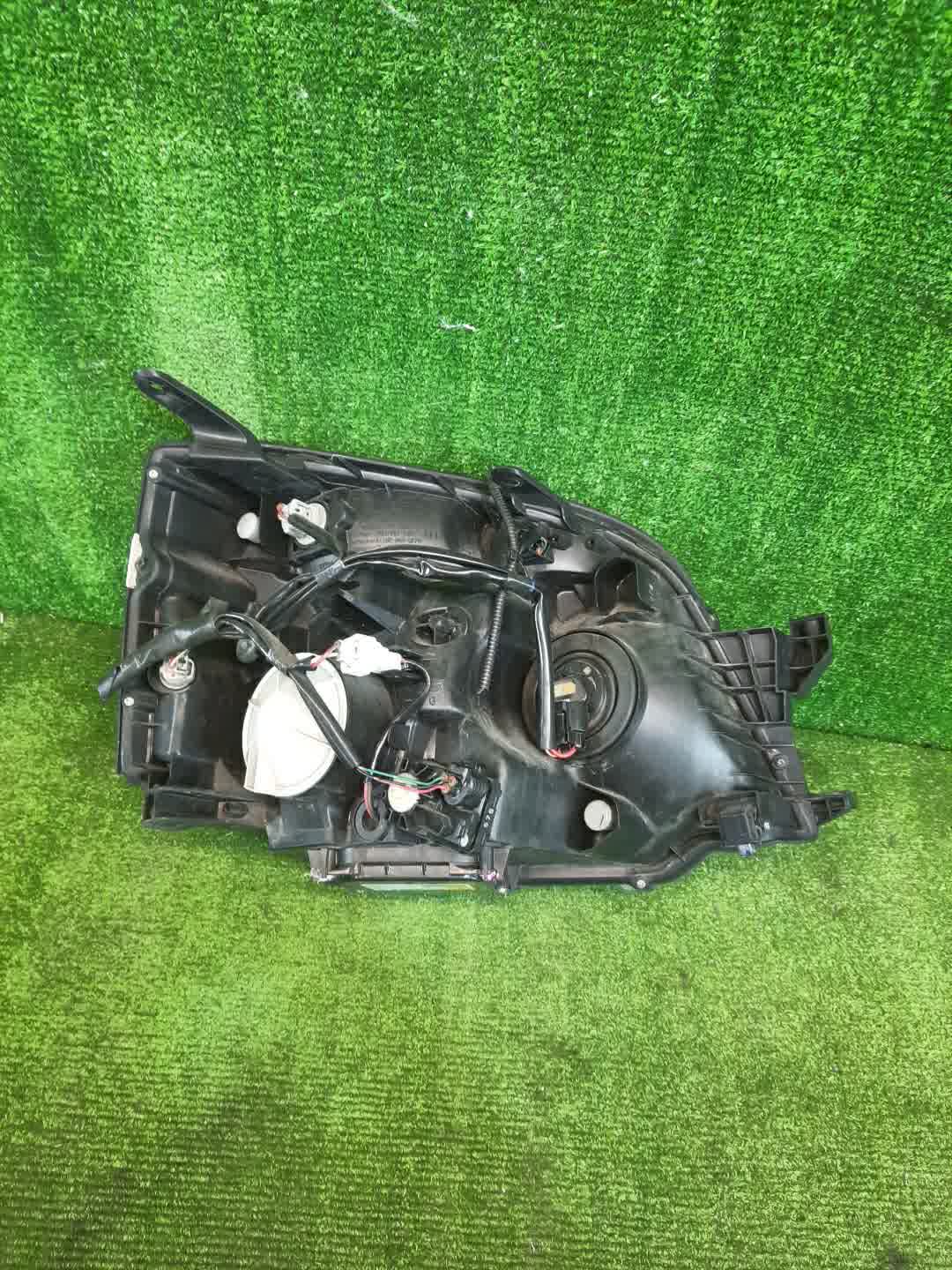 Фара левая передняя TOYOTA VOXY AZR60G, AZR65G 2 ракурс