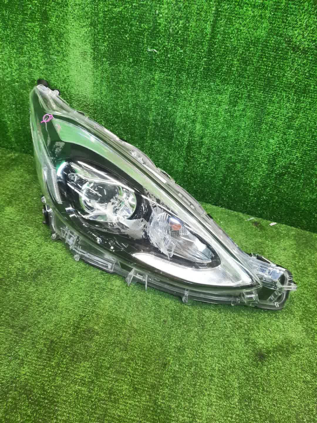 Фара правая передняя TOYOTA AQUA NHP10 1 ракурс