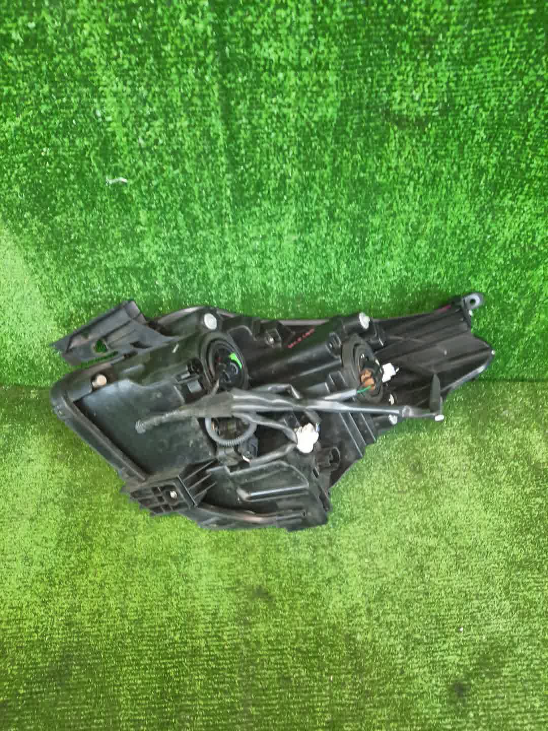 Фара правая передняя TOYOTA RACTIS NCP100, NCP105, SCP100 4 ракурс