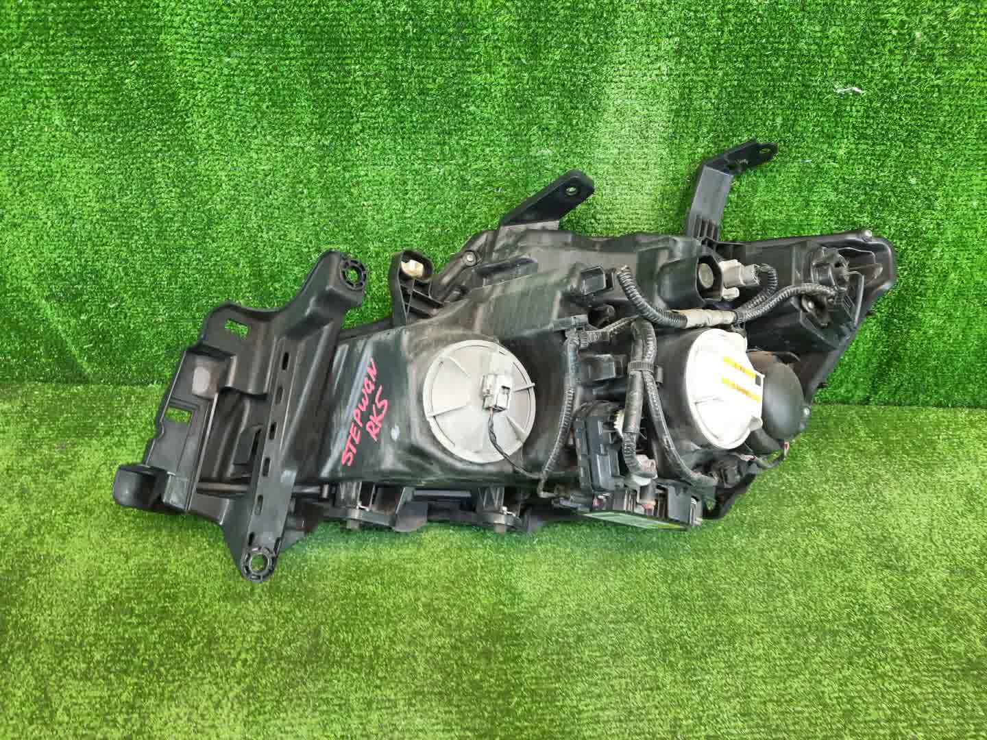 Фара правая передняя HONDA STEPWGN RK5 2 ракурс
