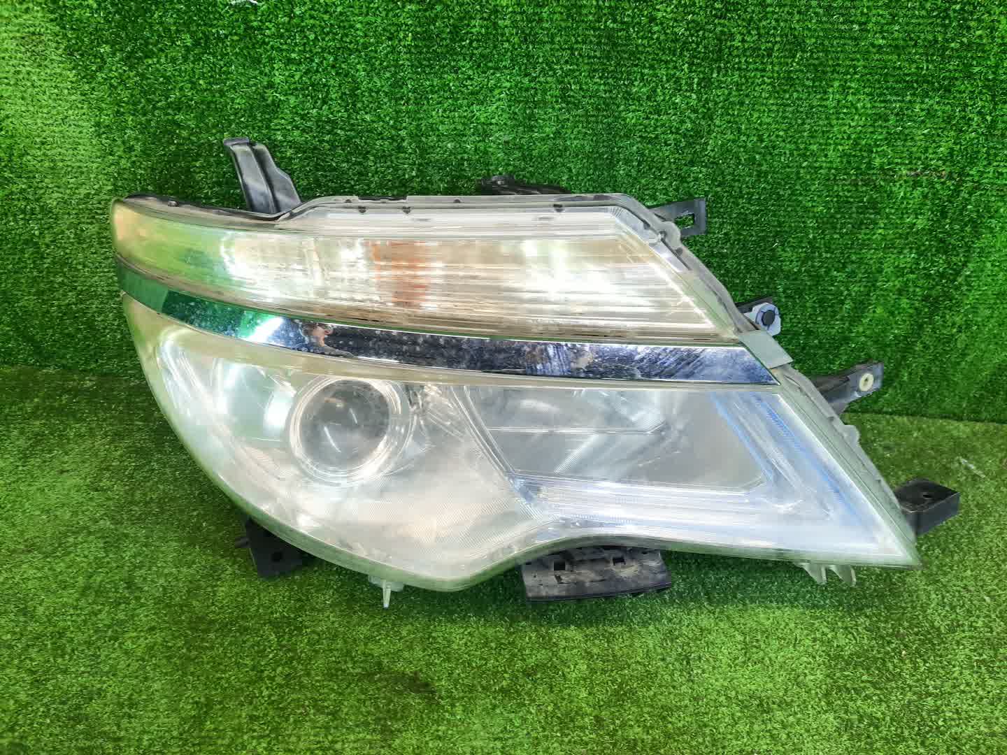 Фара правая передняя NISSAN SERENA C26 1 ракурс Фара правая передняя NISSAN SERENA C26 1 ракурс