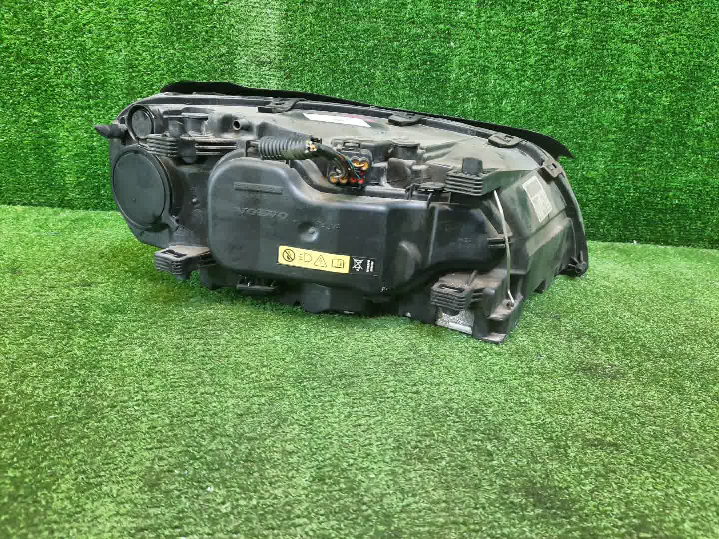 Фара левая передняя VOLVO XC70, V70, S80 BZ52, BZ88, BZ80, BZ69, BZ87, BZ70, BZ82, BZ83, BZ90, BZ95, BZ, BZ81, BZ73, BW60, BW47, BW40, BW90, BW69, BW71, BW98, BW56, BW48, AS60, AS98, AS90, AS95, AS40, AS70, AS 2 ракурс