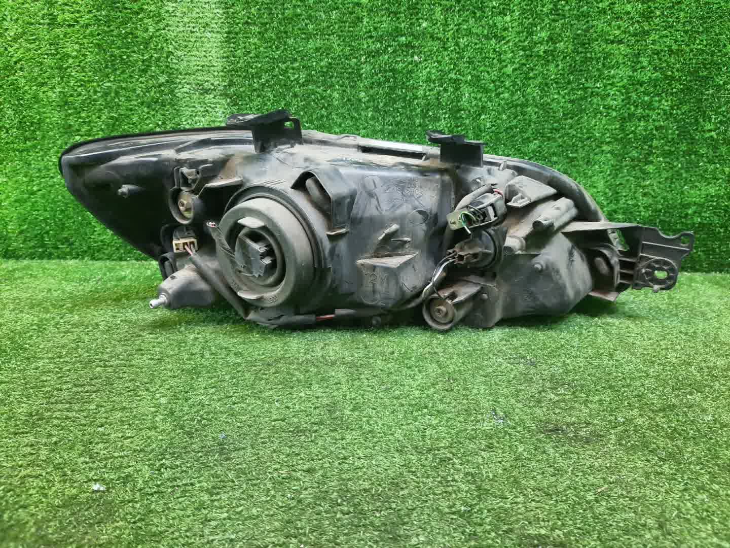 Фара левая передняя MITSUBISHI LANCER CEDIA, LANCER CS3W, CS9W, CS9A, CS1A, CS2A, CS2W, CS5W, CS5A, CS3A, CS6A, CS2V 3 ракурс