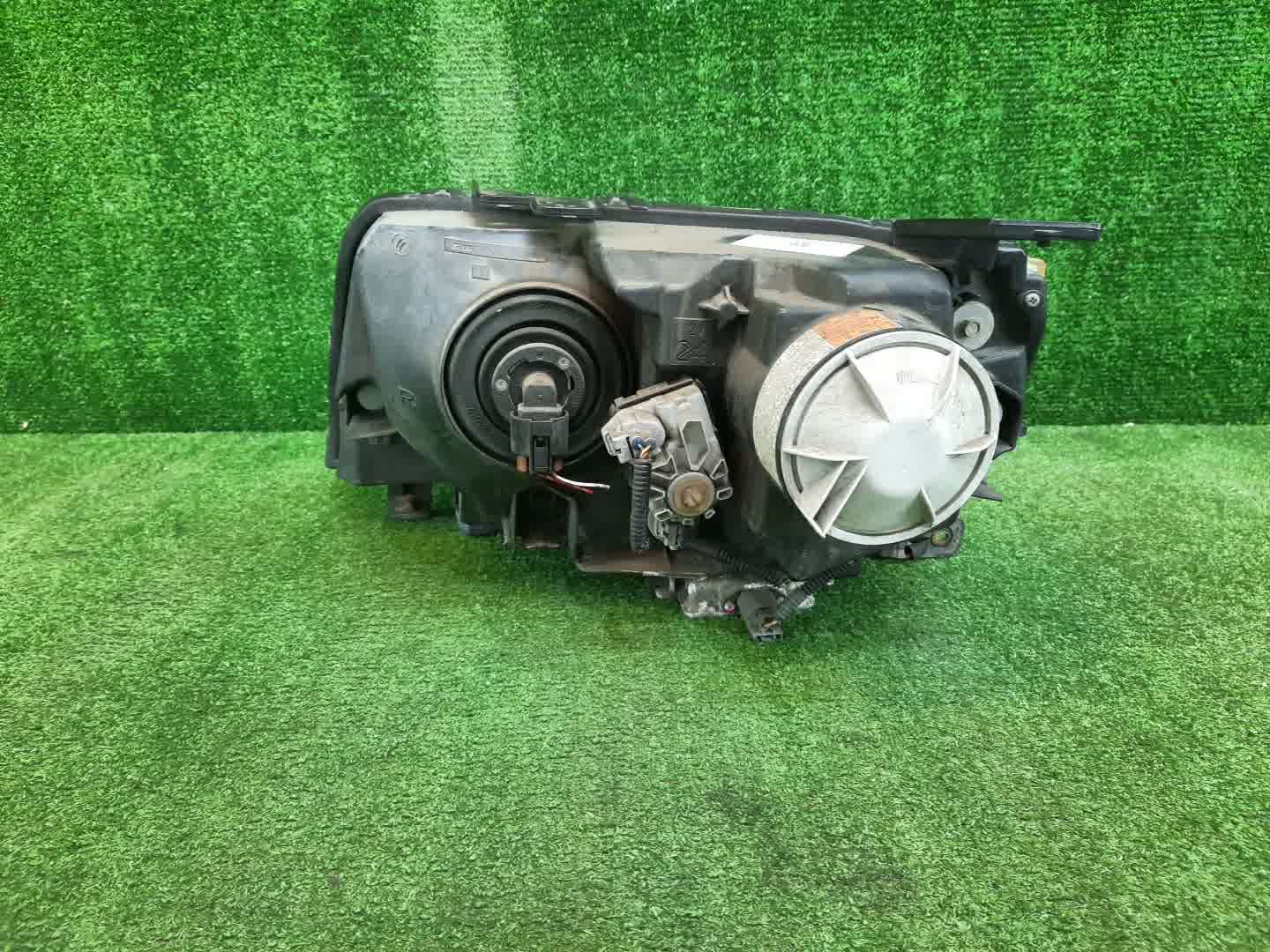 Фара правая передняя SUZUKI ESCUDO, GRAND VITARA TDB4W, TD94W, TD54W, TDA4W, TDB4, TE94, TD54, JT 2 ракурс