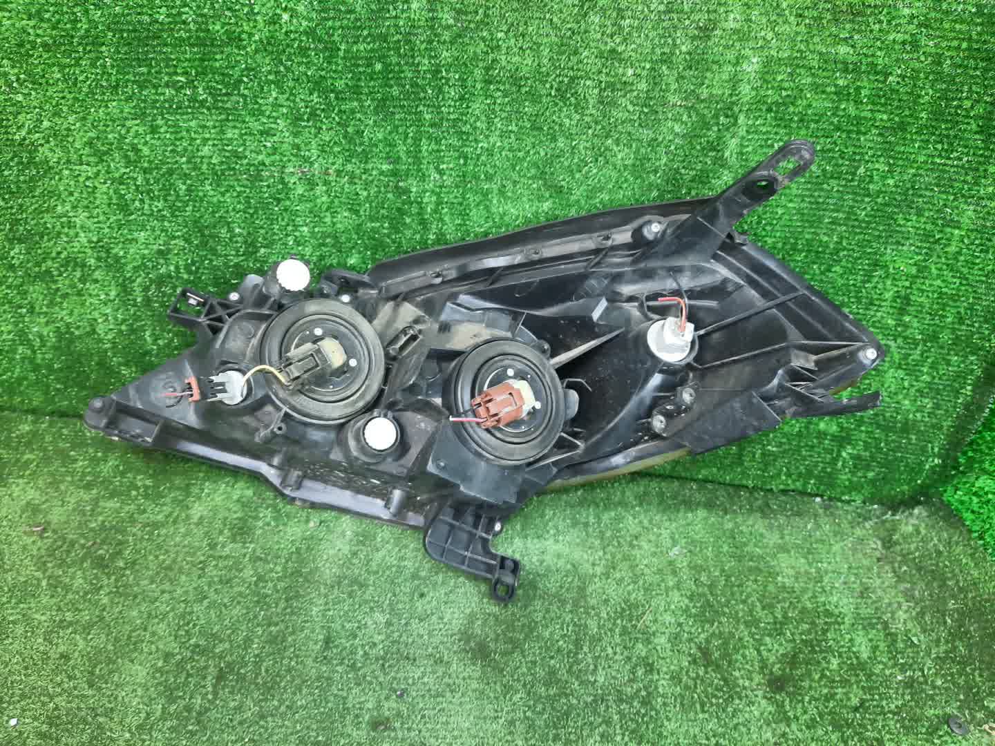 Фара правая передняя NISSAN WINGROAD Y11 2 ракурс