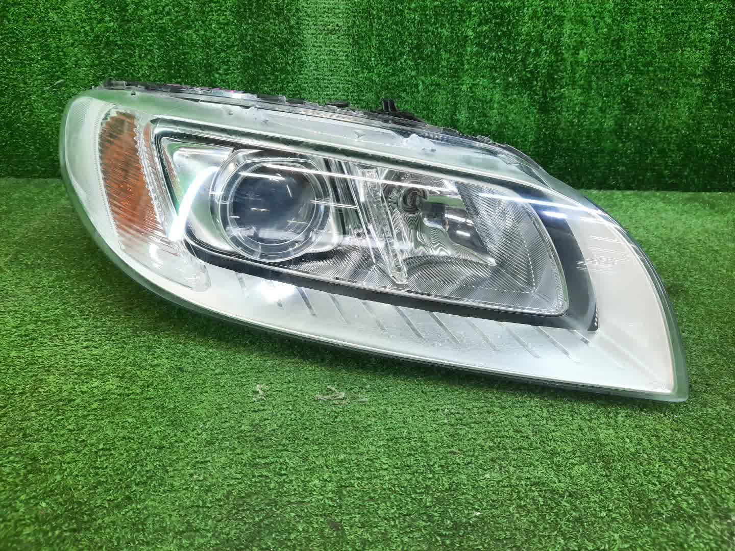 Фара правая передняя  VOLVO XC70, V70, S80 BZ52, BZ88, BZ80, BZ69, BZ87, BZ70, BZ82, BZ83, BZ90, BZ95, BZ, BZ81, BZ73, BW60, BW47, BW40, BW90, BW69, BW71, BW98, BW56, BW48, AS60, AS98, AS90, AS95, AS40, AS70, AS 1 ракурс