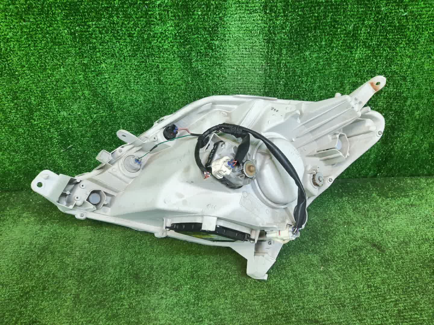 Фара правая передняя TOYOTA PASSO SETTE M502E 2 ракурс
