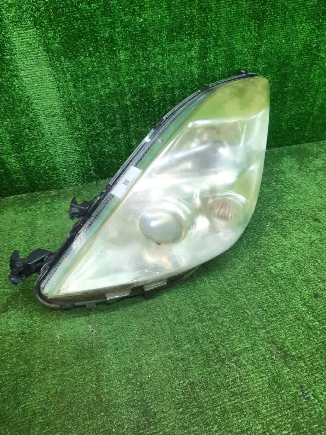 Фара левая передняя  TOYOTA ISIS ZNM10, ZNM10W, ANM10, ANM10W, ANM15, ANM15W, ZGM10, ZGM10W, ZGM11, ZGM11W, ZGM15, ZGM15W, ANM10G, ZGM10G, ANM15G, ZNM10G, ZGM11G, ZGM15G 1 ракурс