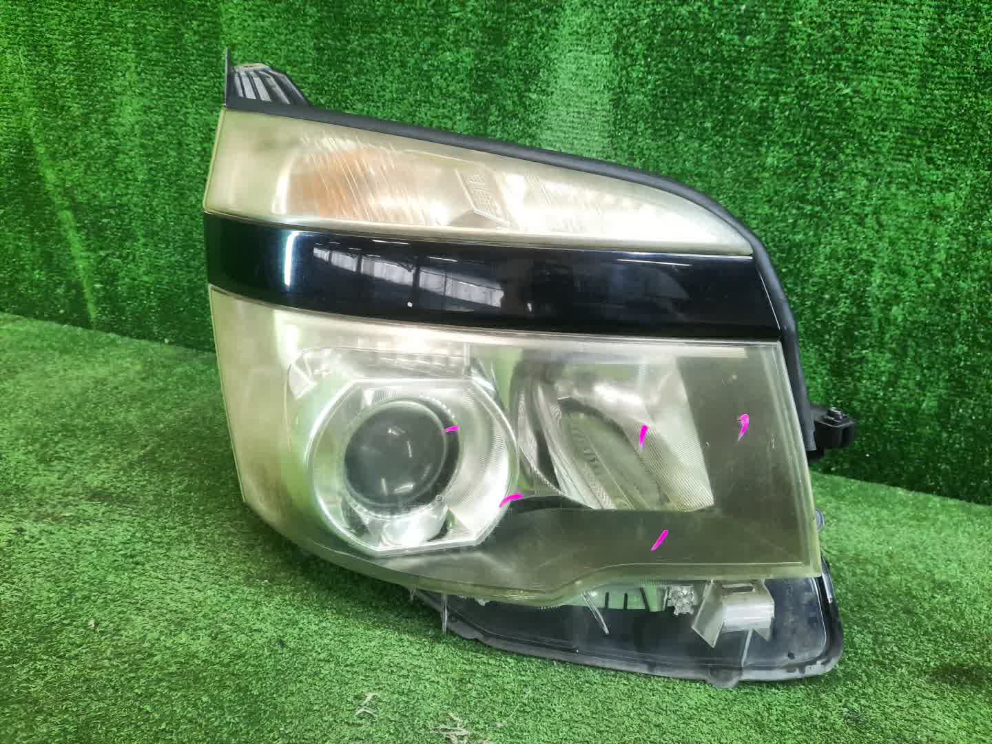 Фара правая передняя TOYOTA VOXY ZRR75W, ZRR70W, ZRR75G, ZRR70G 1 ракурс Фара правая передняя TOYOTA VOXY ZRR75W, ZRR70W, ZRR75G, ZRR70G 1 ракурс