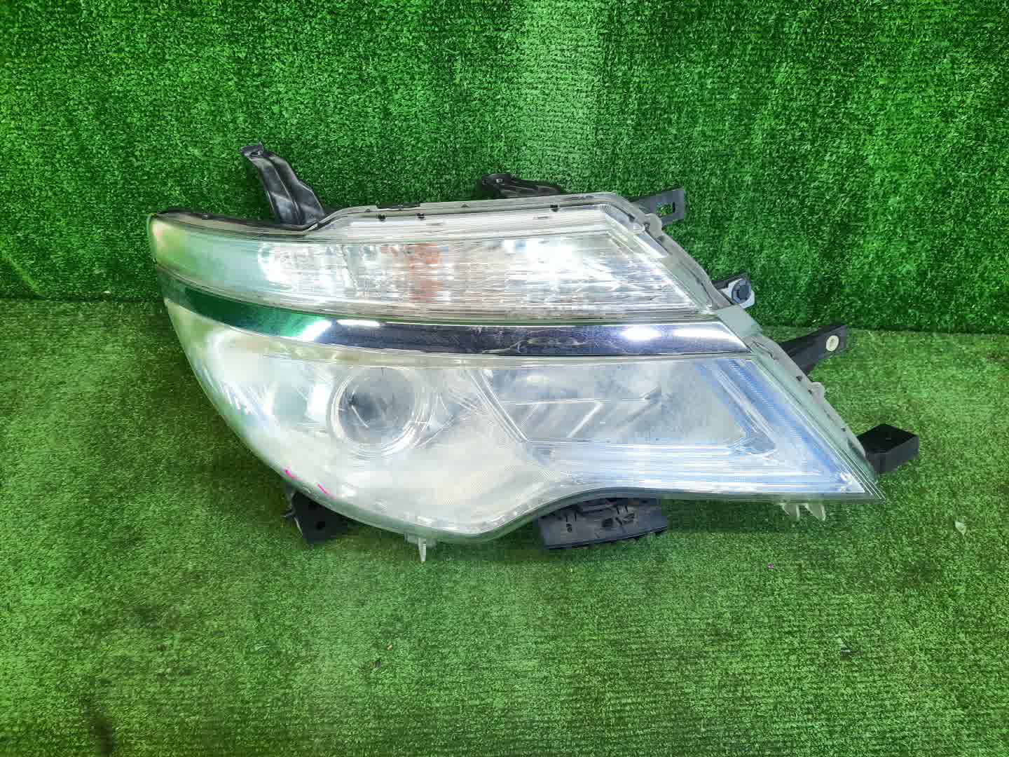 Фара правая передняя NISSAN SERENA C26 1 ракурс Фара правая передняя NISSAN SERENA C26 1 ракурс