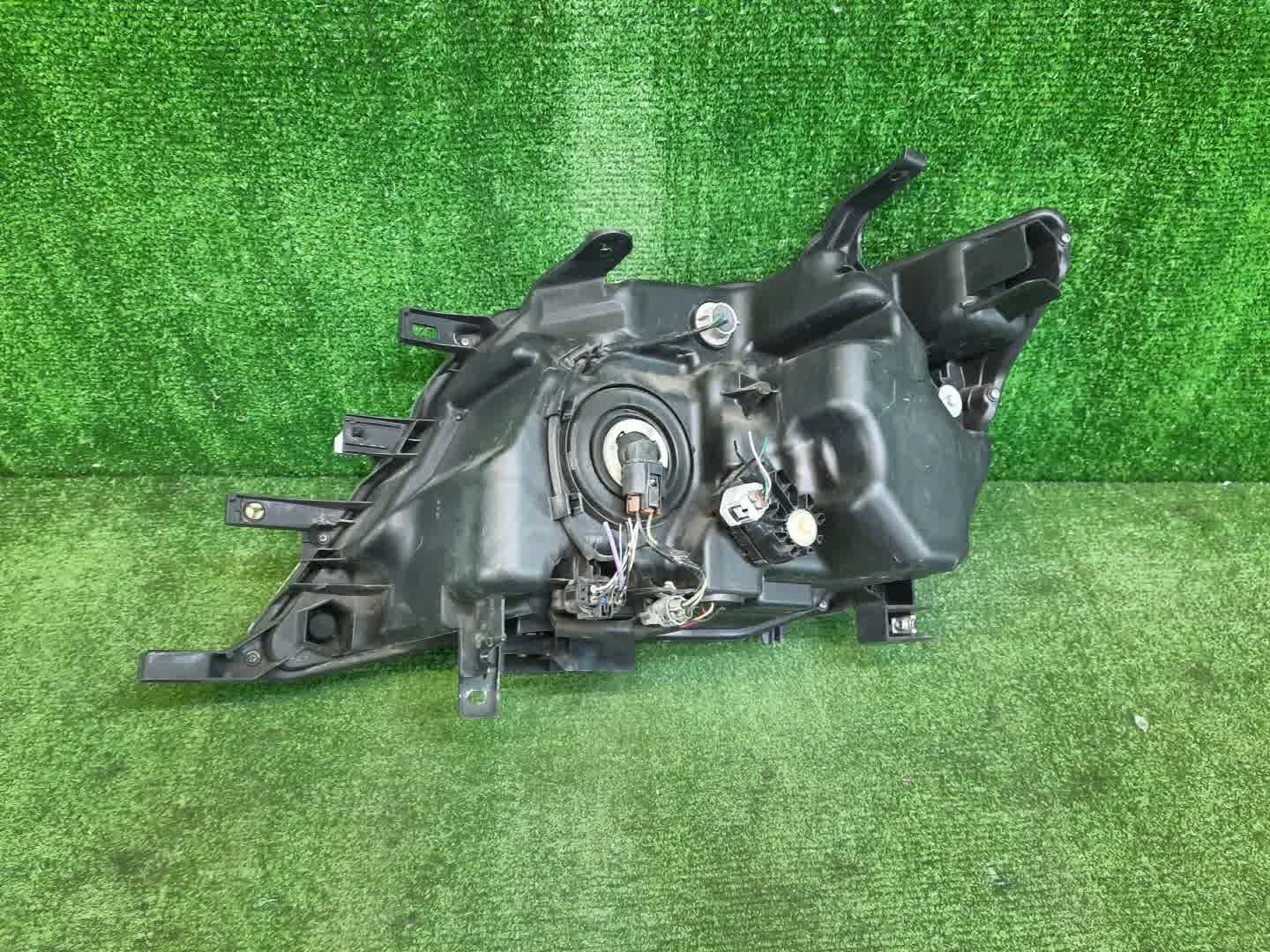 Фара правая передняя NISSAN SERENA C26 2 ракурс Фара правая передняя NISSAN SERENA C26 2 ракурс