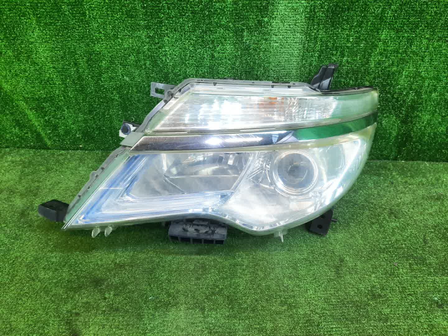 Фара левая передняя NISSAN SERENA C26 1 ракурс