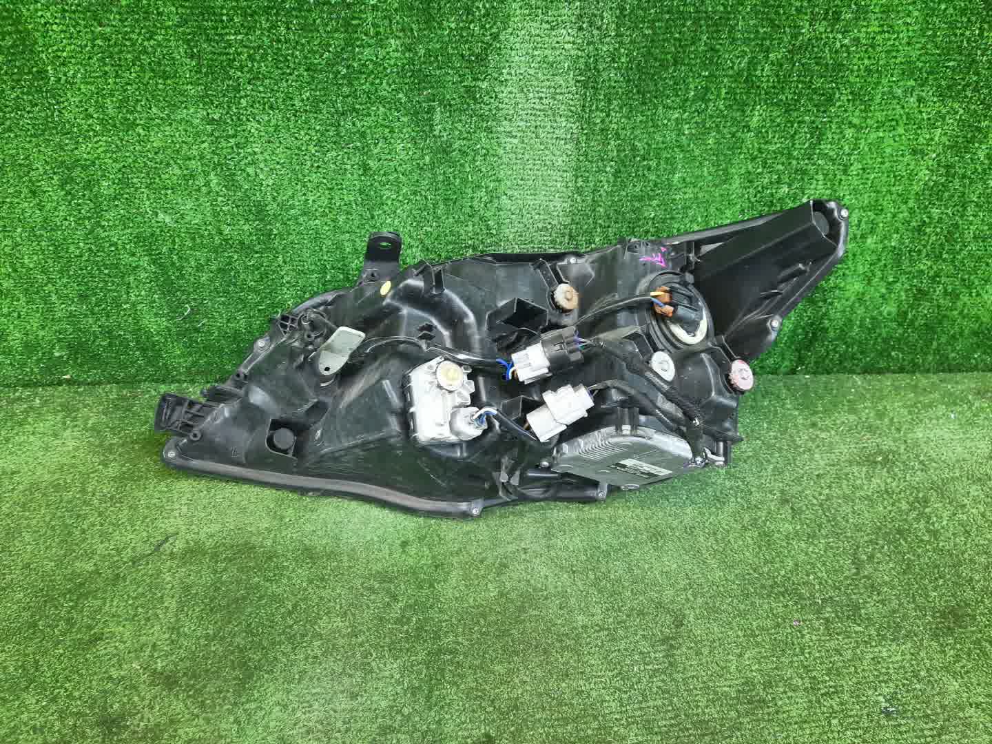 Фара левая передняя TOYOTA SAI AZK10 2 ракурс