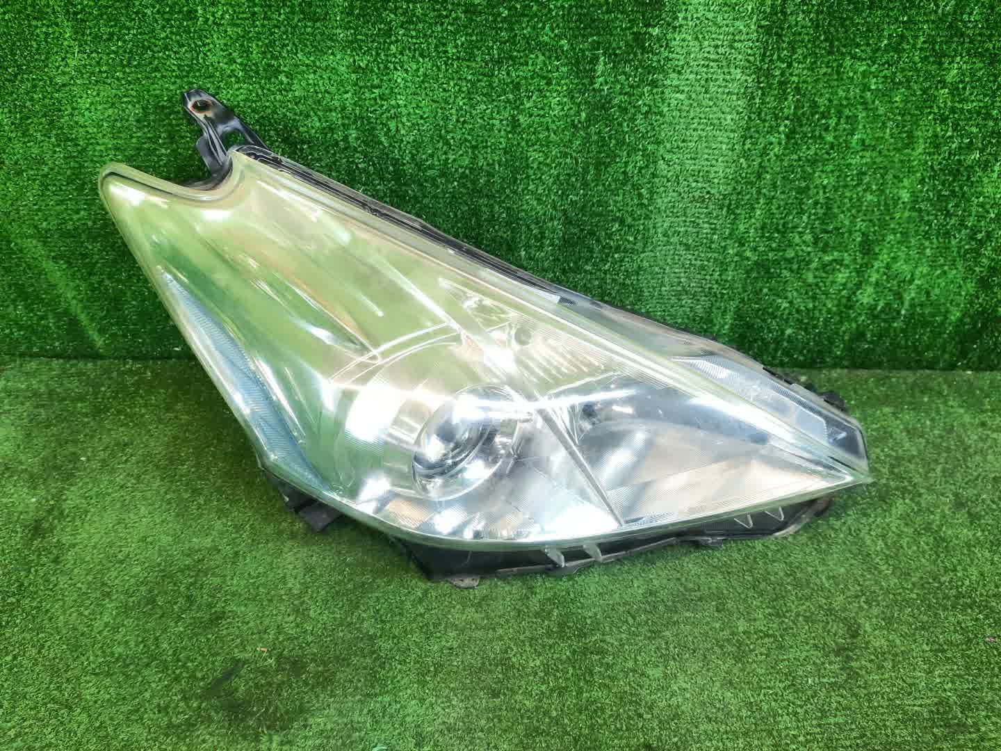 Фара правая передняя TOYOTA PRIUS ALPHA ZVW41W, ZVW40W 1 ракурс
