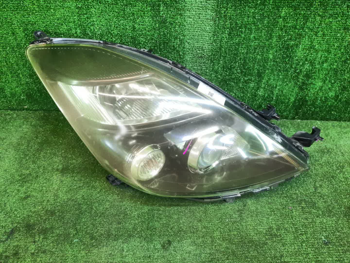 Фара правая передняя  TOYOTA ISIS ZNM10, ZNM10W, ANM10, ANM10W, ANM15, ANM15W, ZGM10, ZGM10W, ZGM11, ZGM11W, ZGM15, ZGM15W, ANM10G, ZGM10G, ANM15G, ZNM10G, ZGM11G, ZGM15G 1 ракурс