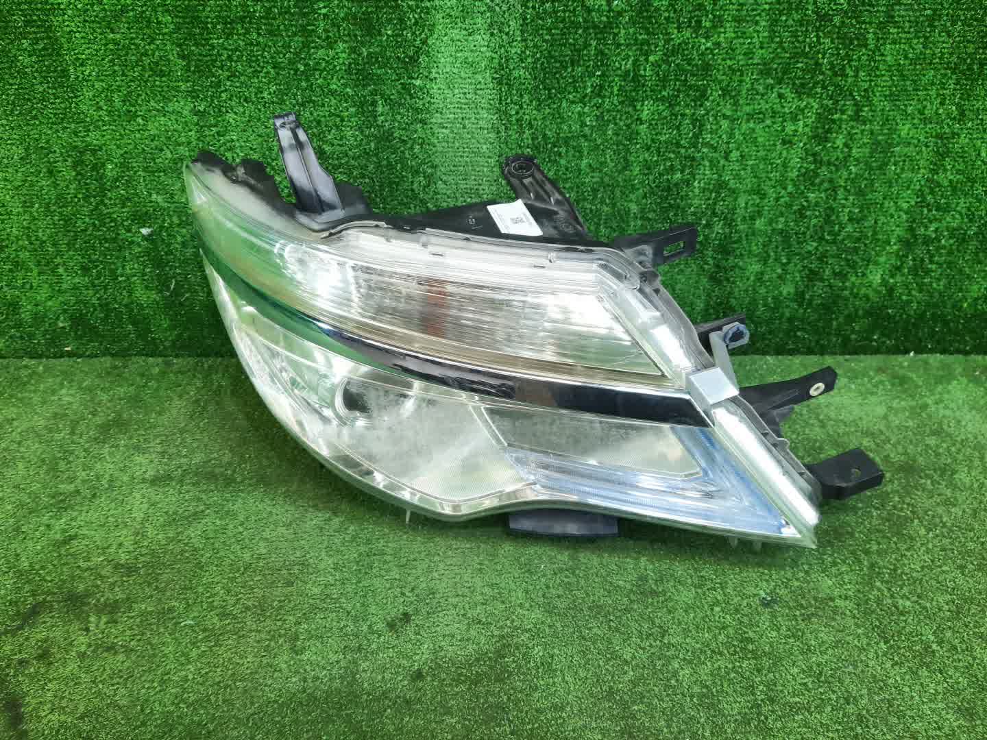 Фара правая передняя NISSAN SERENA C26 1 ракурс Фара правая передняя NISSAN SERENA C26 1 ракурс