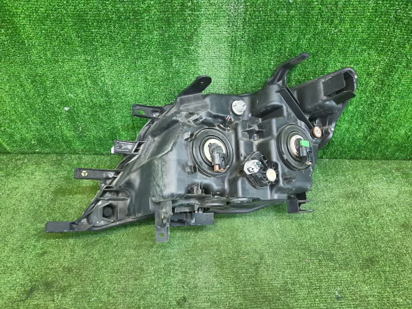 Фара правая передняя NISSAN SERENA C26 2 ракурс Фара правая передняя NISSAN SERENA C26 2 ракурс