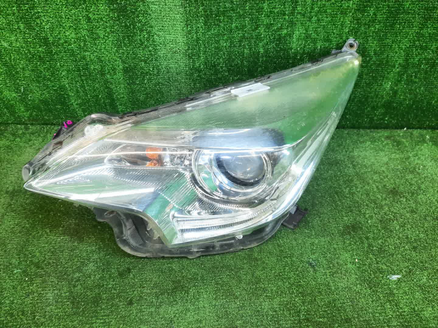 Фара левая передняя TOYOTA RACTIS NCP120, NCP122, NCP125, NSP120, NSP122 1 ракурс