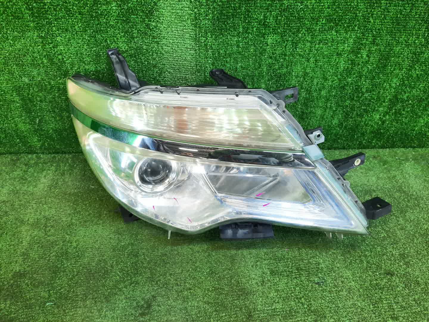 Фара правая передняя NISSAN SERENA C26 1 ракурс Фара правая передняя NISSAN SERENA C26 1 ракурс