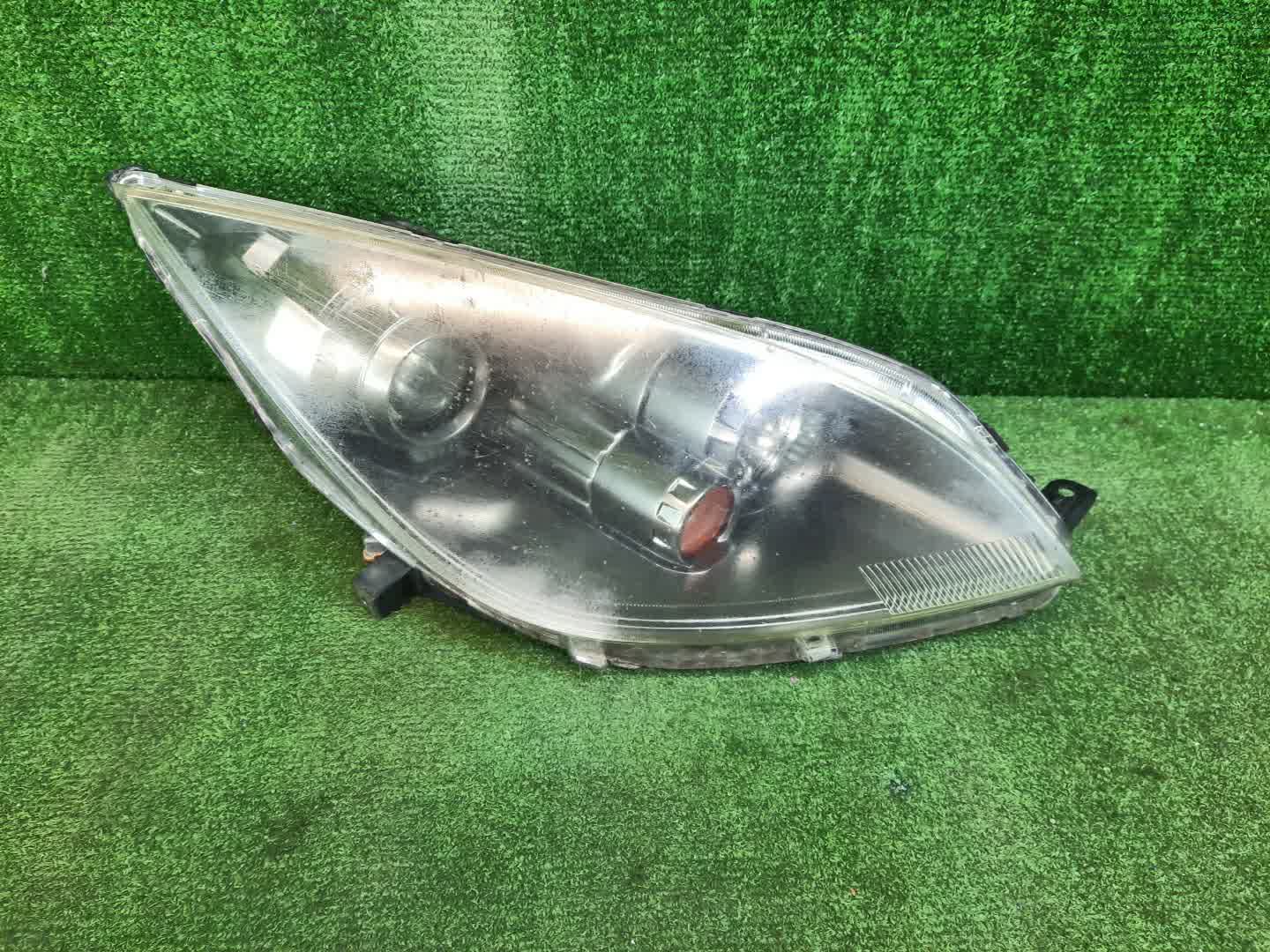 Фара правая передняя  MITSUBISHI COLT PLUS, COLT Z27W, Z22W, Z25W, Z23W, Z24W, Z27WG, Z24A, Z23A, Z21A, Z25A, Z26A, Z27A, Z28A, Z22A 1 ракурс