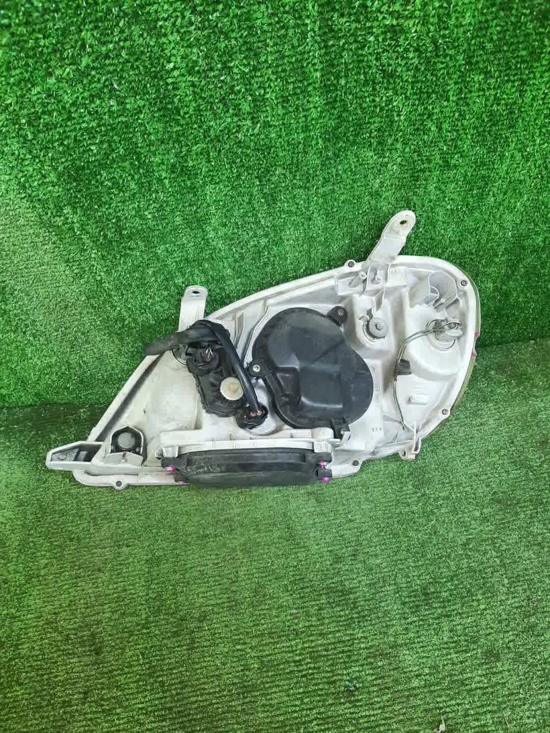 Фара правая передняя TOYOTA NADIA ACN10, SXN10, SXN15 2 ракурс
