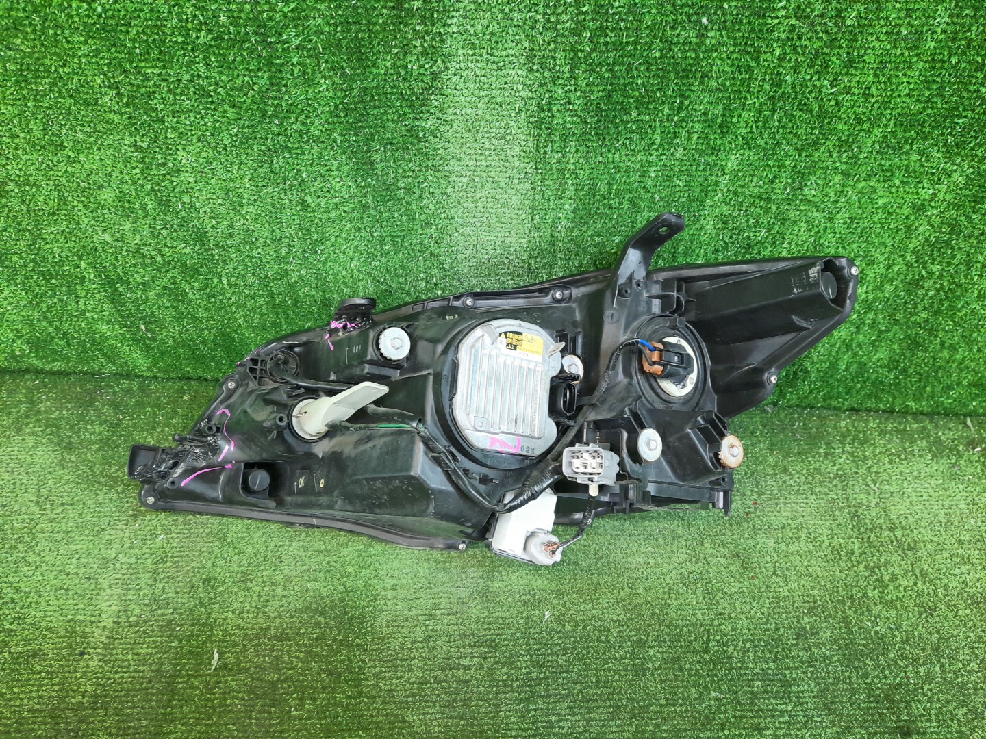 Фара правая передняя TOYOTA SAI AZK10 2 ракурс