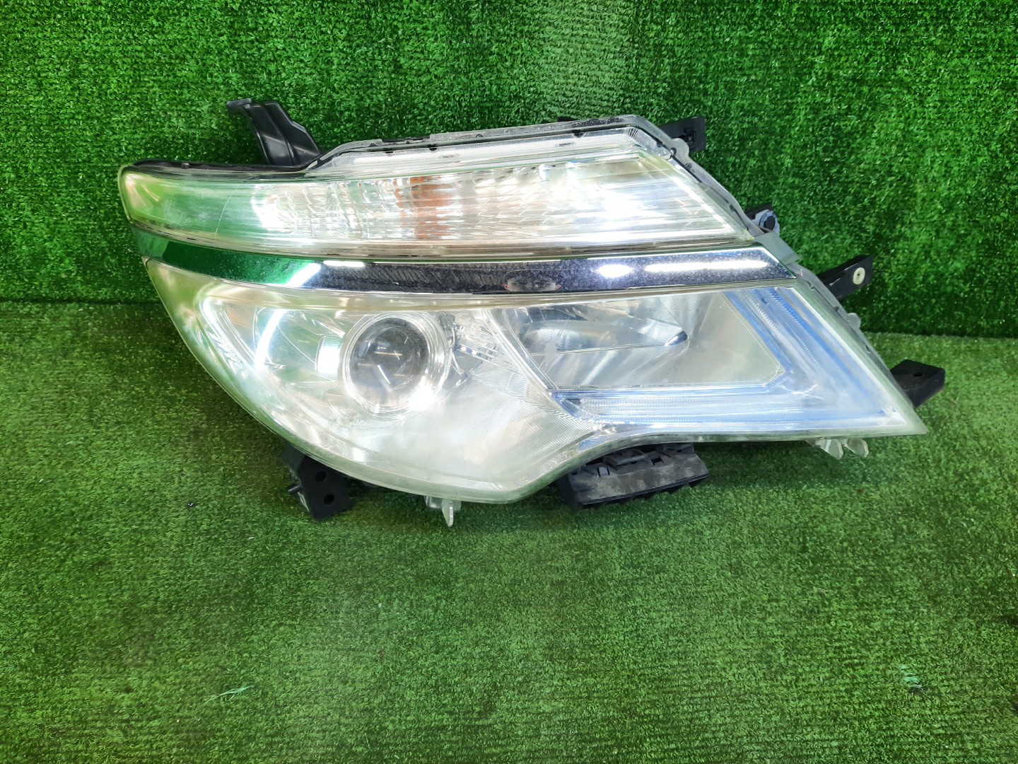 Фара правая передняя NISSAN SERENA C26 1 ракурс Фара правая передняя NISSAN SERENA C26 1 ракурс