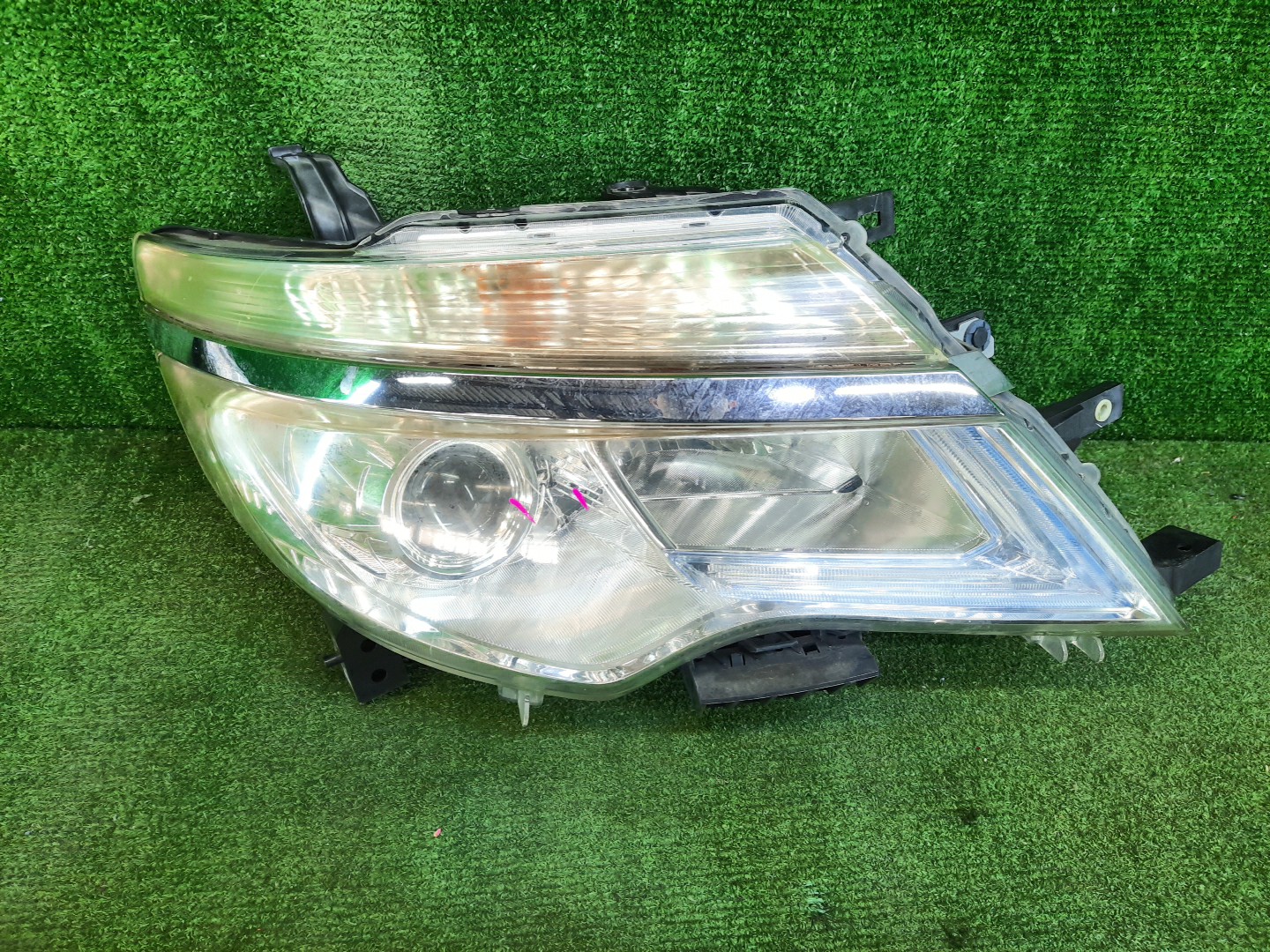 Фара правая передняя NISSAN SERENA C26 1 ракурс Фара правая передняя NISSAN SERENA C26 1 ракурс