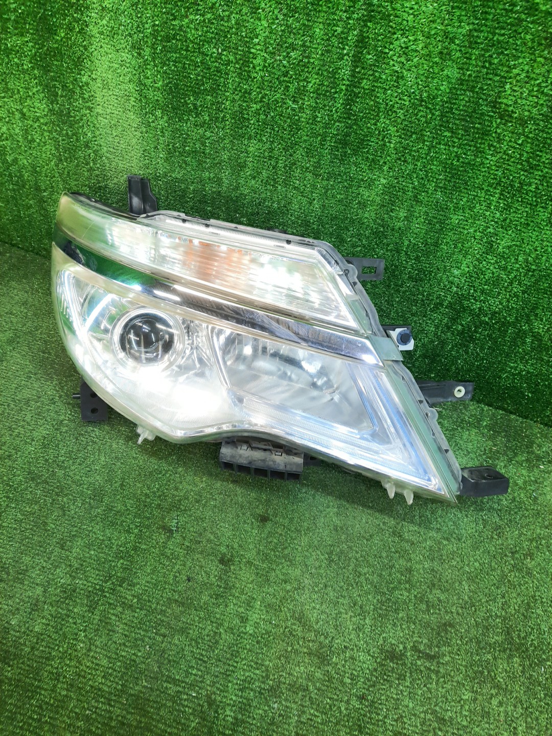 Фара правая передняя NISSAN SERENA C26 1 ракурс Фара правая передняя NISSAN SERENA C26 1 ракурс