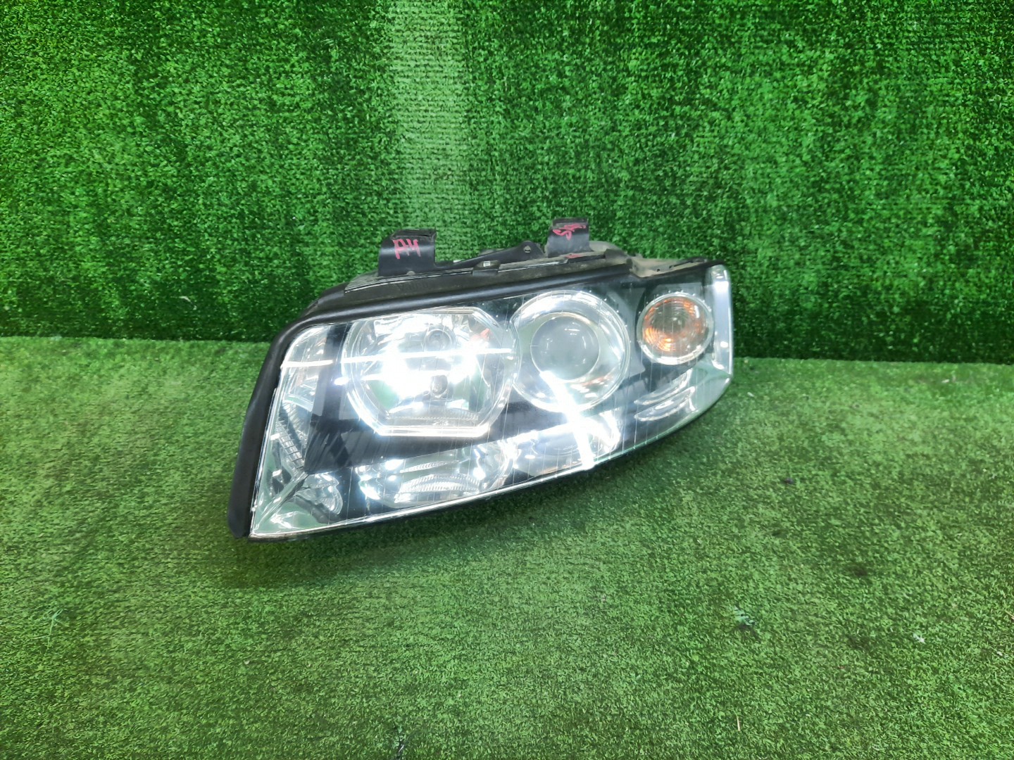 Фара левая передняя AUDI A4 8E, 8HE, 8H7, 8E5, 8EC, B6 8E0941003AR 1 ракурс