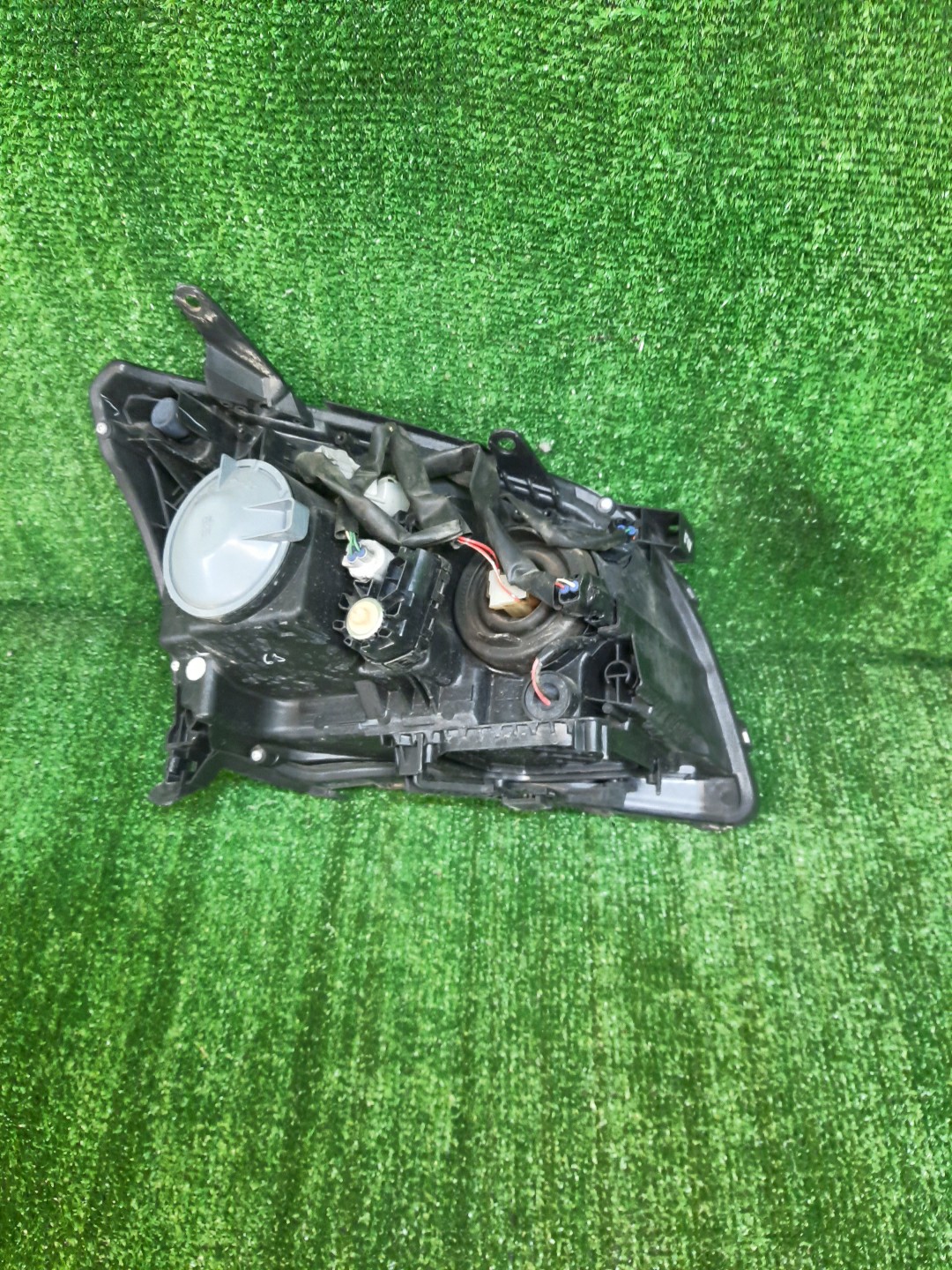 Фара левая передняя TOYOTA AVENSIS ZZT251, AZT250, AZT255, AZT251 3 ракурс