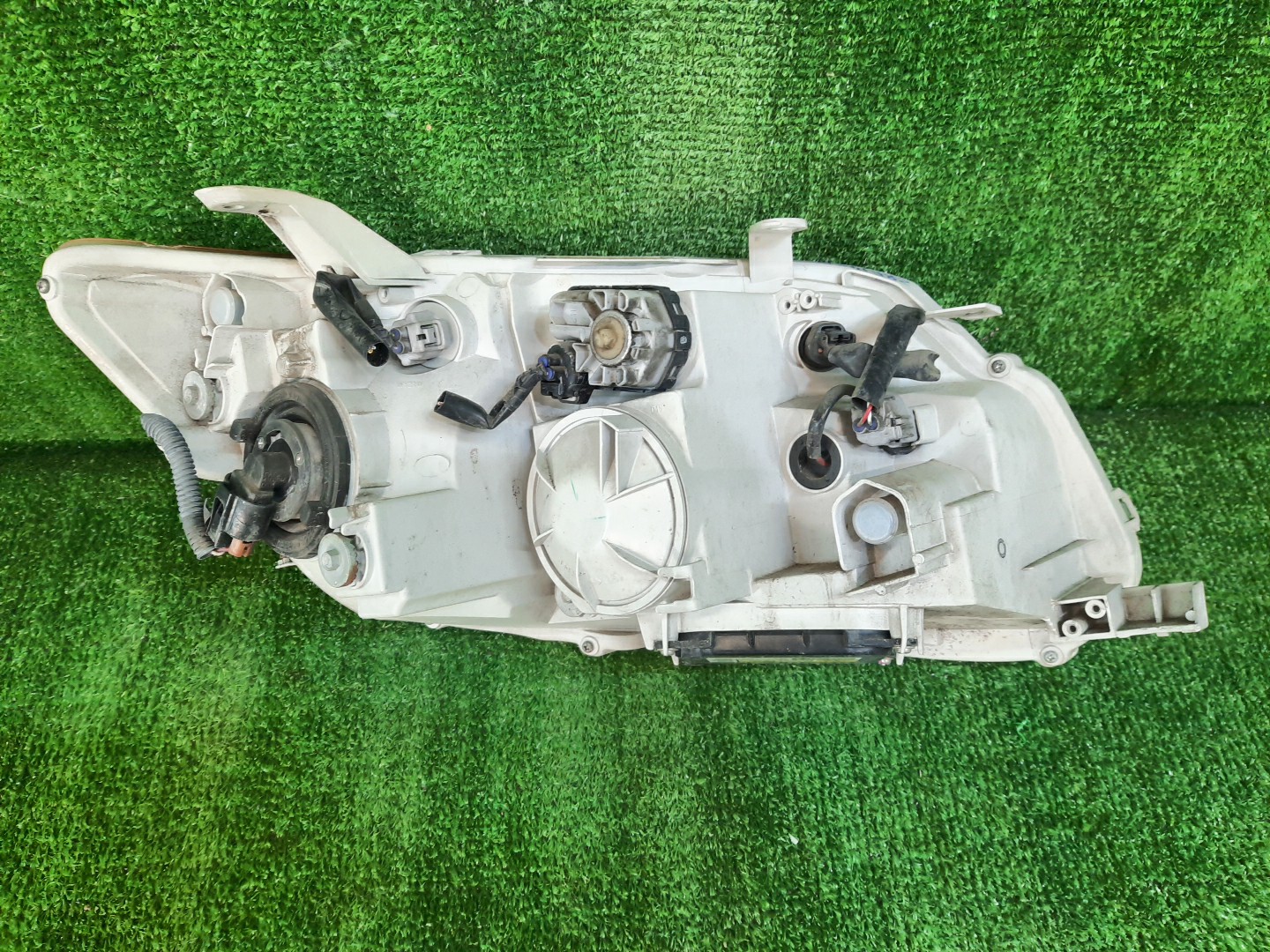Фара левая передняя TOYOTA AXIO, COROLLA FIELDER, COROLLA  AXIO, FIELDER NZE141, NZE144, ZRE142, ZRE144, ZRE144G, ZRE142G, NZE144G, NZE141G 3 ракурс
