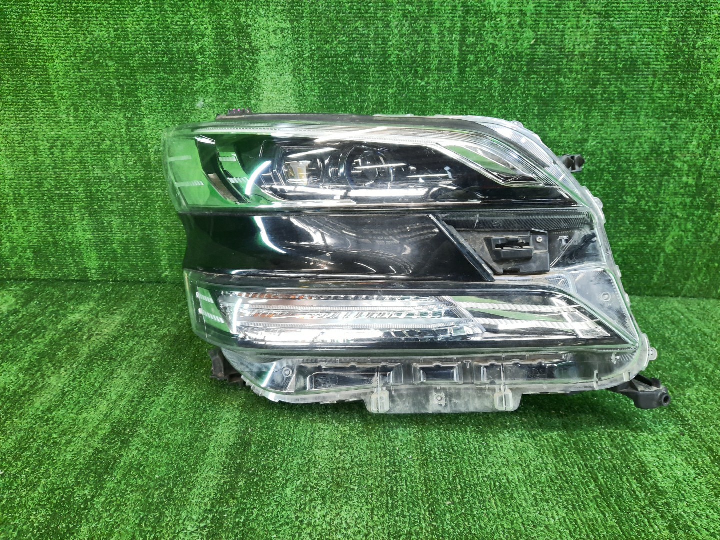 Фара правая передняя TOYOTA VELLFIRE AGH35W, AYH30W, AGH30W, GGH30W 1 ракурс Фара правая передняя TOYOTA VELLFIRE AGH35W, AYH30W, AGH30W, GGH30W 1 ракурс