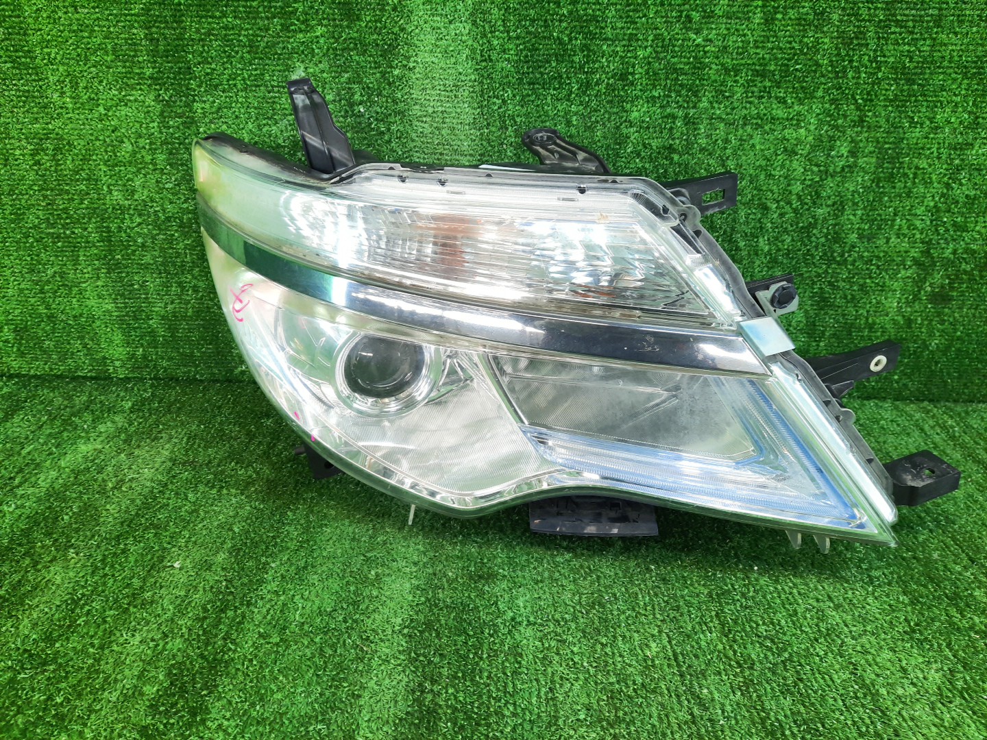 Фара правая передняя NISSAN SERENA C26 1 ракурс Фара правая передняя NISSAN SERENA C26 1 ракурс