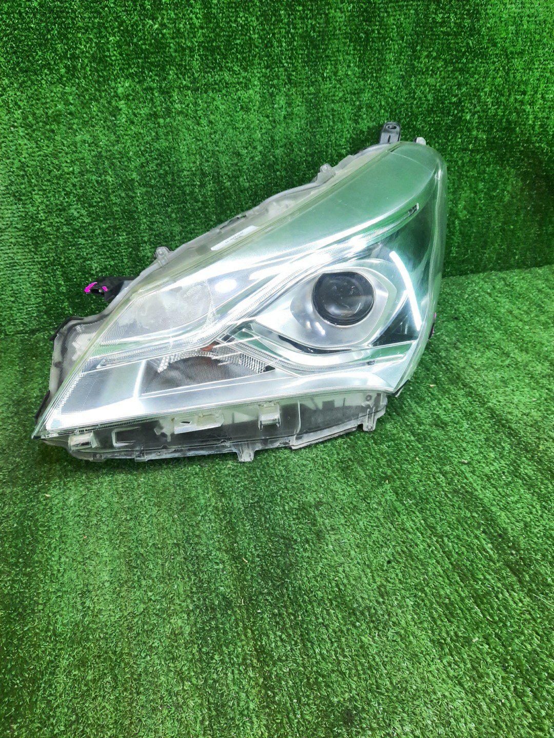 Фара левая передняя TOYOTA VITZ, YARIS KSP130, NSP130, NSP135, NCP131 1 ракурс
