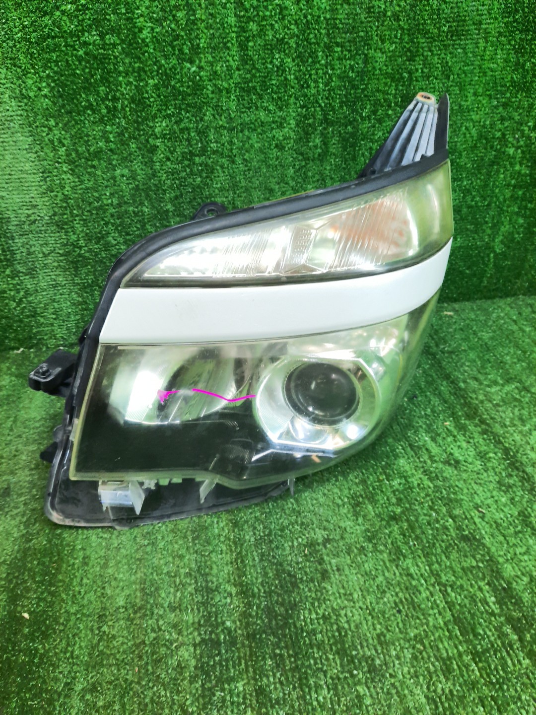 Фара левая передняя TOYOTA VOXY ZRR75W, ZRR70W, ZRR75G, ZRR70G 1 ракурс Фара левая передняя TOYOTA VOXY ZRR75W, ZRR70W, ZRR75G, ZRR70G 1 ракурс