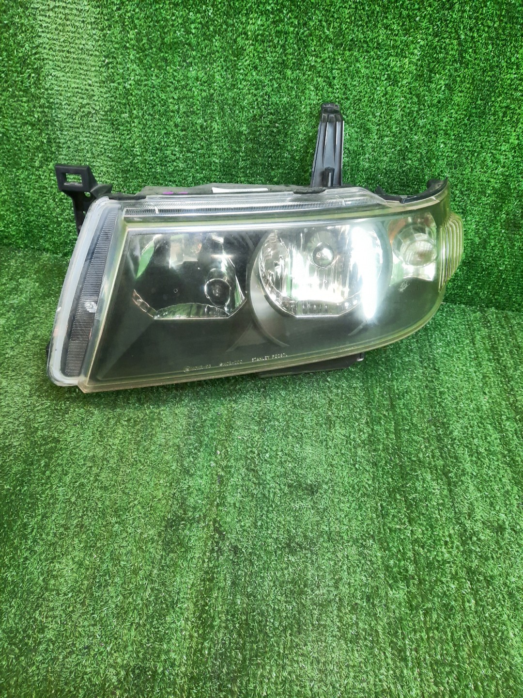 Фара левая передняя MAZDA FORD FRIDA, BONGO FRIENDEE SGE3F, SGEWF, SGL3F, SGL5F, SGLRF, SG5WF, SGLWF, SGE3, SGEW, SGLW, SG5W, SGLR, SGL5, SGL3 1 ракурс Фара левая передняя MAZDA FORD FRIDA, BONGO FRIENDEE SGE3F, SGEWF, SGL3F, SGL5F, SGLRF, SG5WF, SGLWF, SGE3, SGEW, SGLW, SG5W, SGLR, SGL5, SGL3 1 ракурс