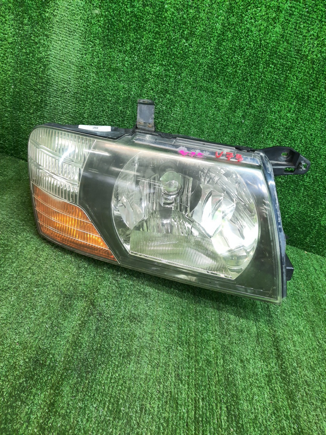 Фара правая передняя MITSUBISHI PAJERO V75W, V65W, V78W, V73W, V77W, V63W, V68W 1 ракурс