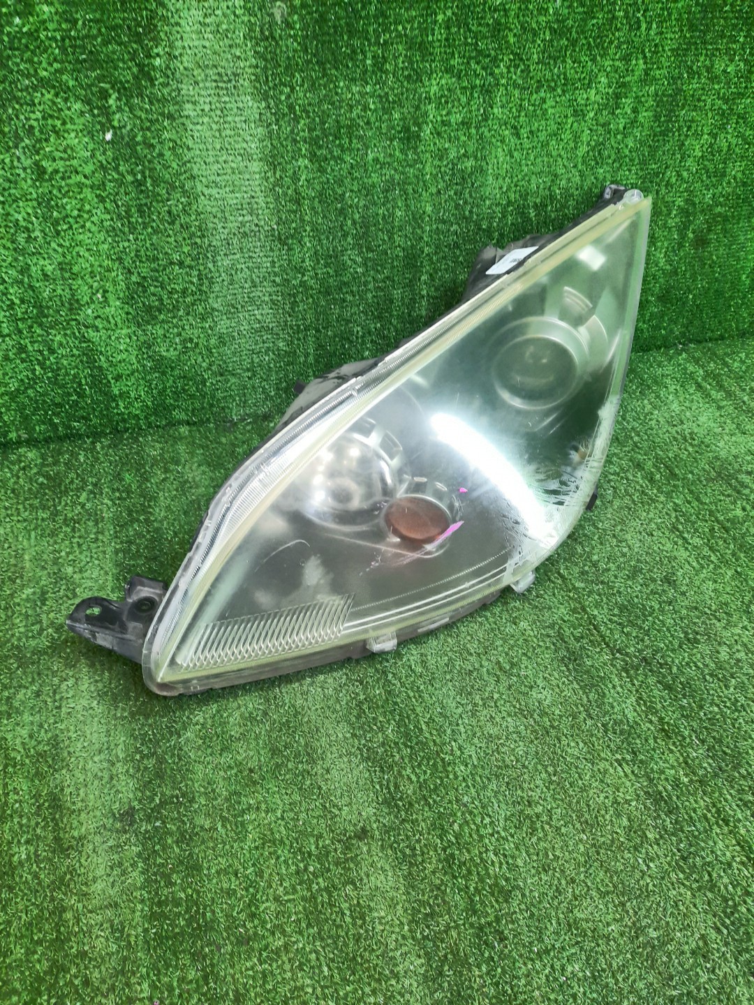 Фара левая передняя  MITSUBISHI COLT PLUS, COLT Z27W, Z22W, Z25W, Z23W, Z24W, Z27WG, Z24A, Z23A, Z21A, Z25A, Z26A, Z27A, Z28A, Z22A 1 ракурс